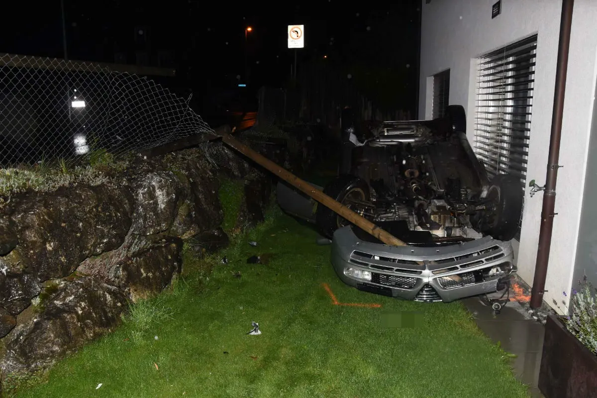 Marbach SG - 36-Jähriger baut mit Alfa Spider spektakulären Unfall