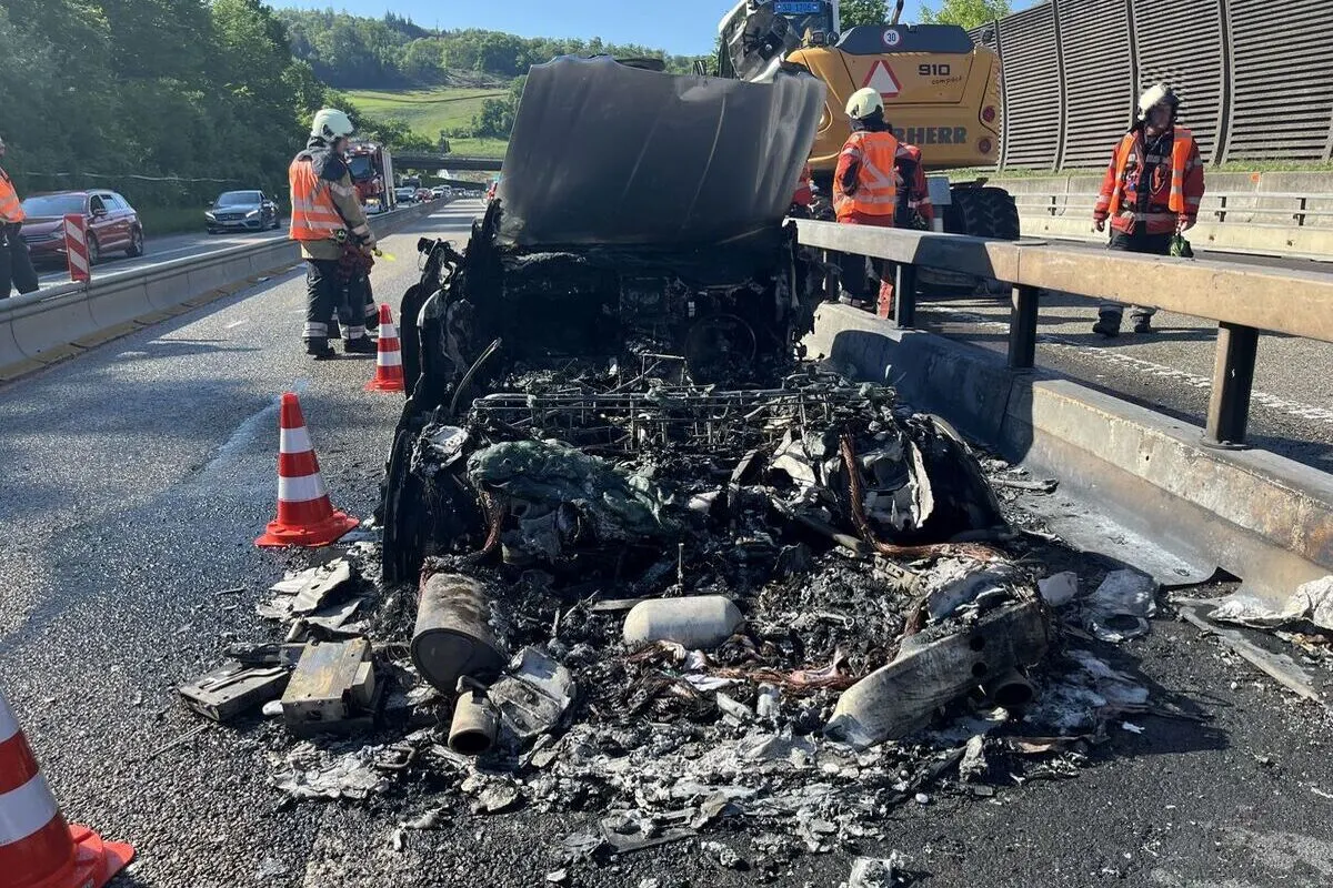 Zunzgen BL - Auto auf der A2 in Vollbrand