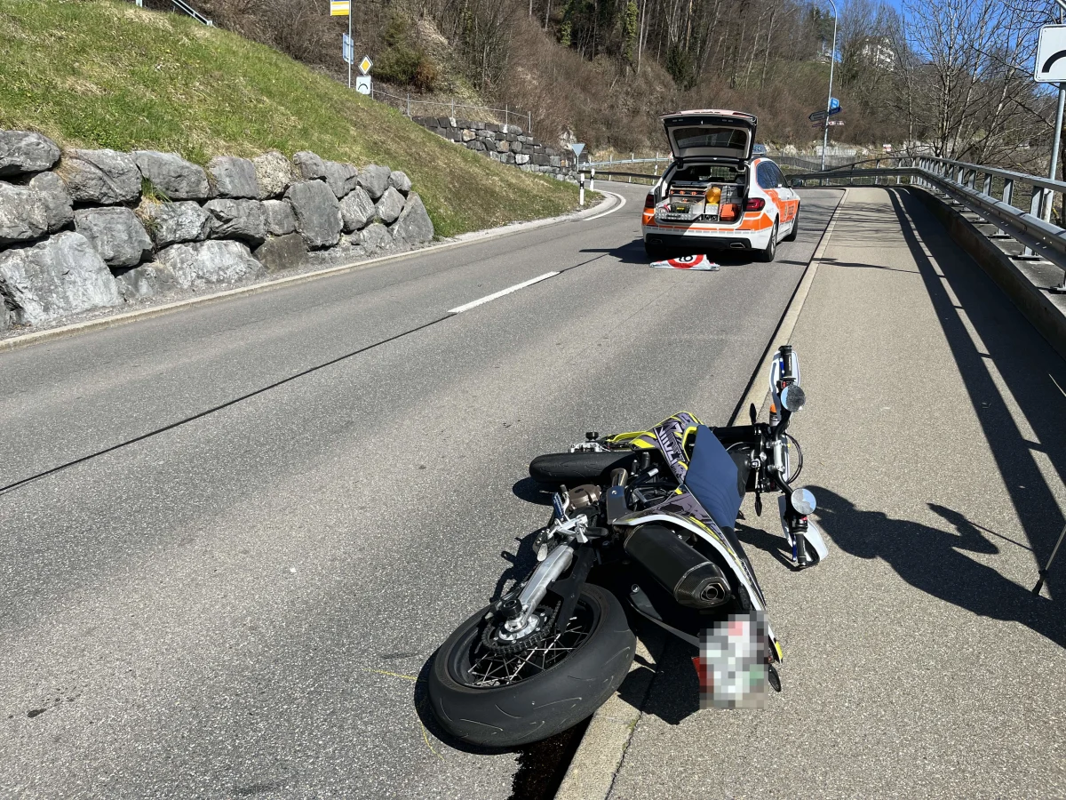 Berneck SG: Mit Motorrad verunfallt – Fahrer unbestimmt verletzt