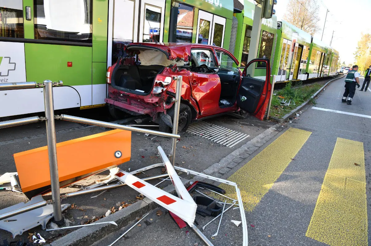 Heftiger Unfall in Arlesheim BL – Kollision zwischen Tram und Personenwagen