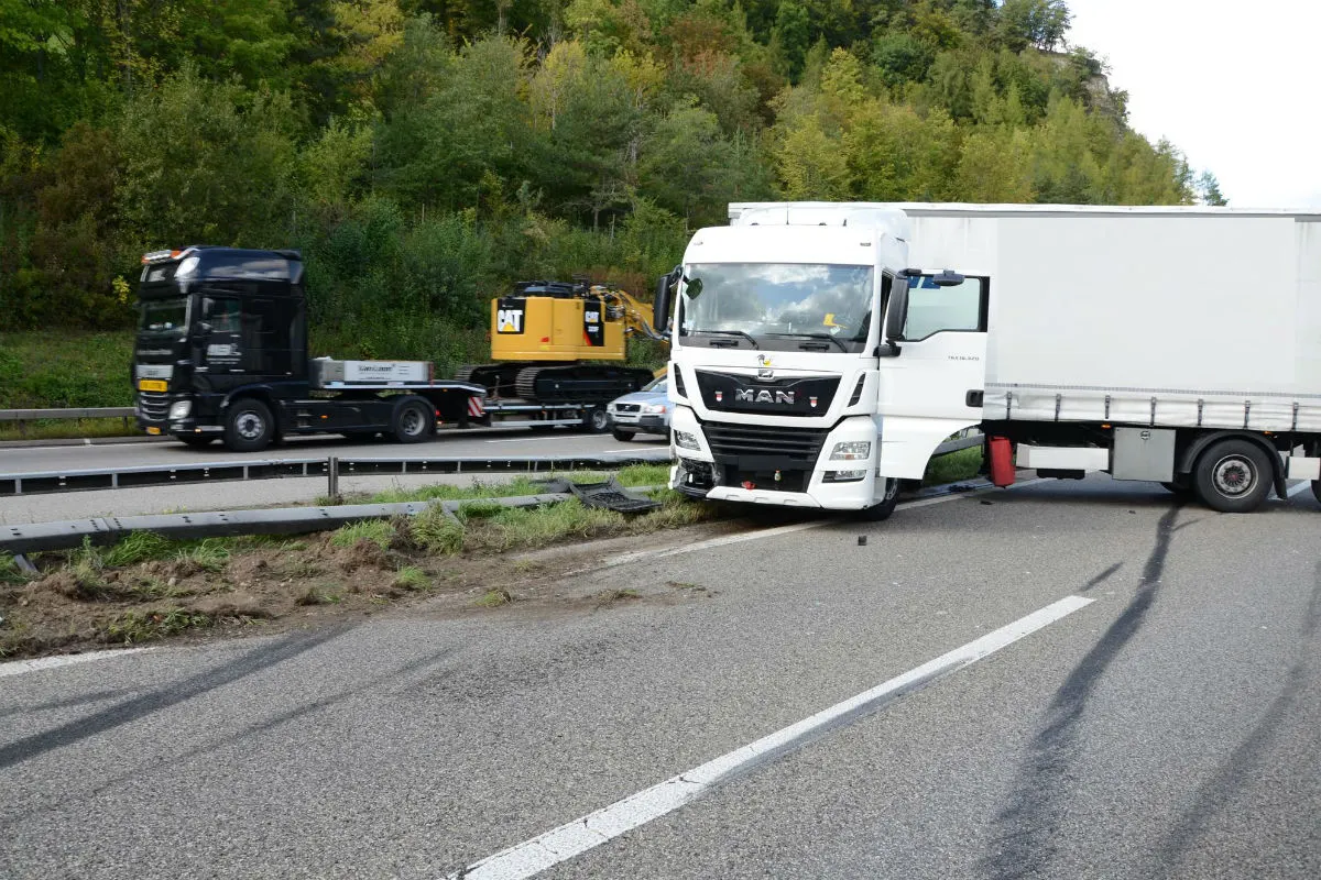 A2/Eptingen BL - Sattelschlepper baut Unfall und sorgt für Stau 