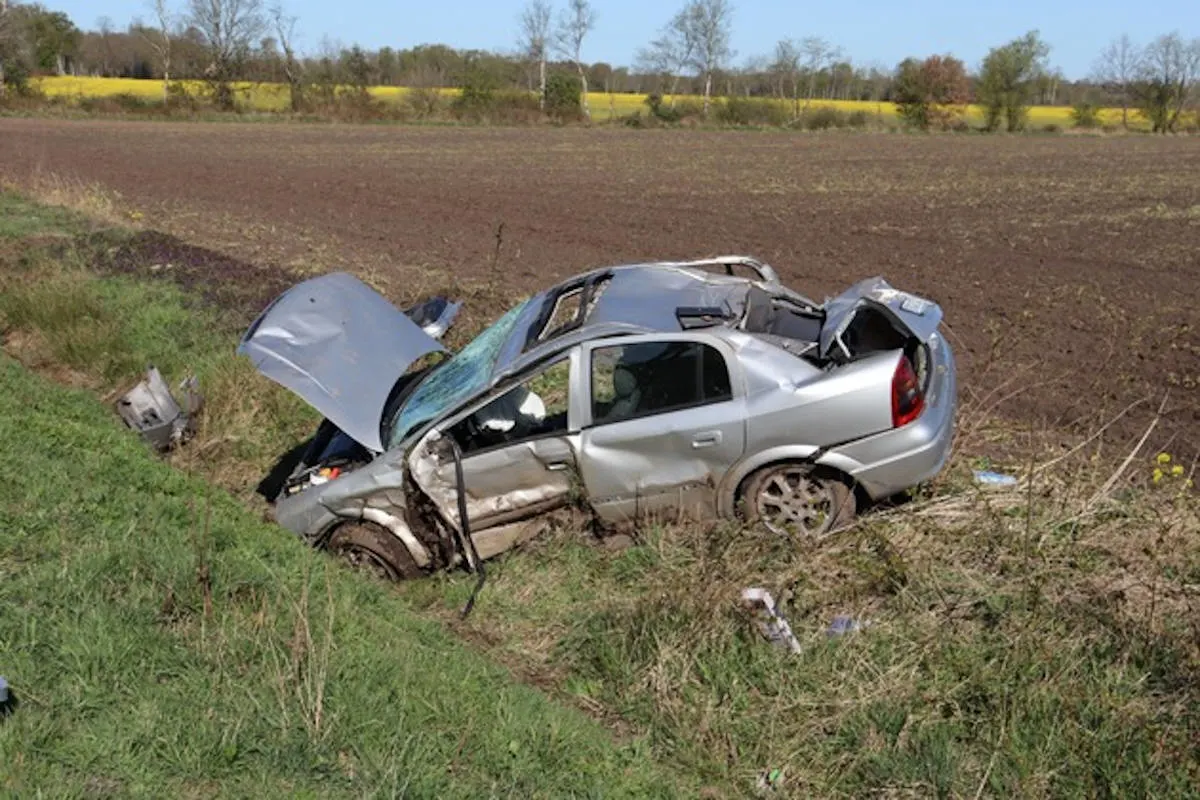 Schiffdorf-Wehdel – Auto in Graben geraten und überschlagen