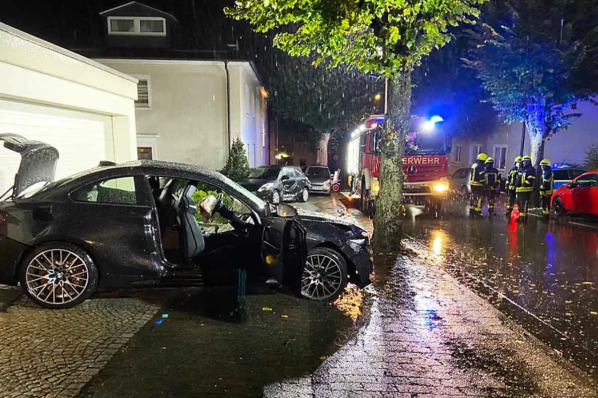 Tödlicher Verkehrsunfall in Olpe  - Pkw kracht gegen Pkw und Baum - Zwei Eingeklemmte und ein Toter