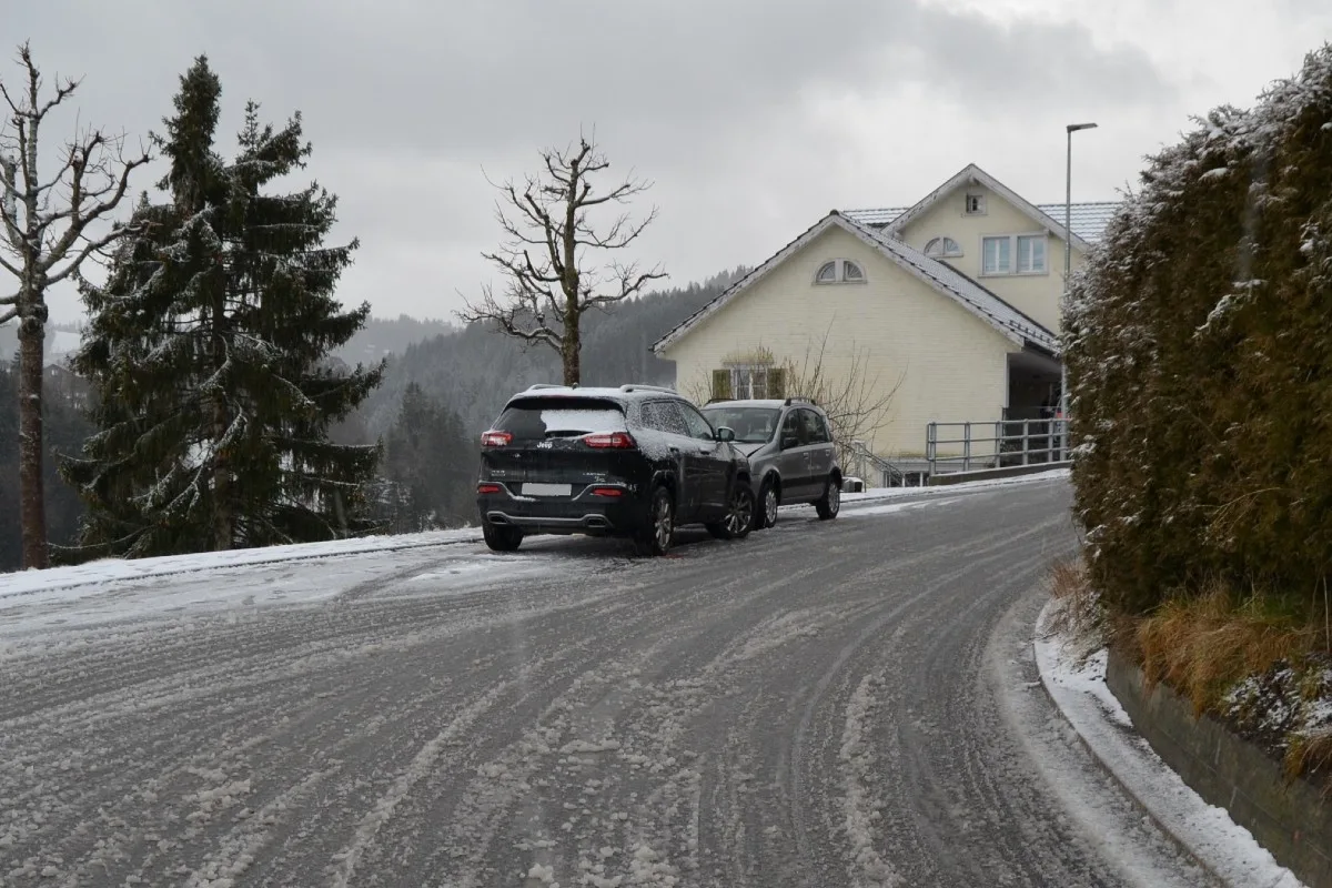 Trogen AR - Auto rutscht auf Gegenfahrbahn und verursacht Frontalkollision