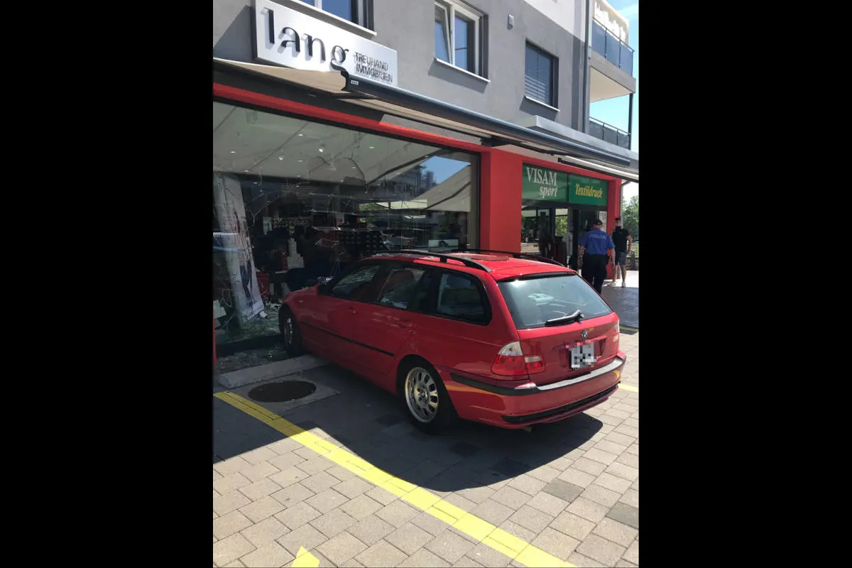 Liestal BL - Personenwagenlenkerin kracht in Schaufenster
