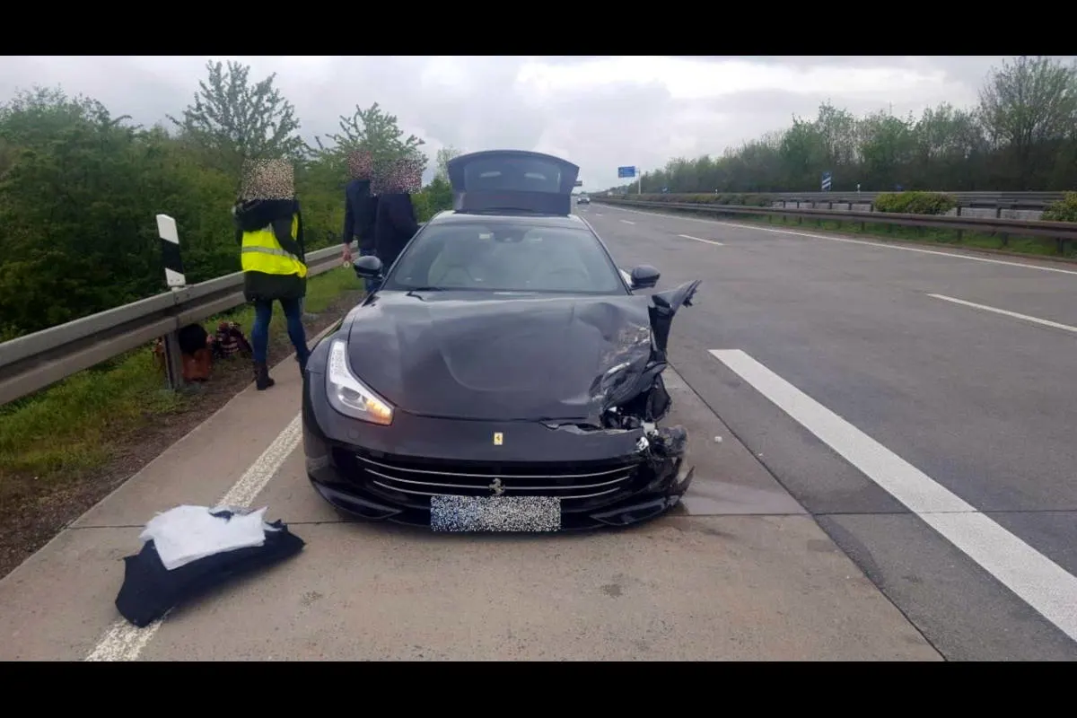 Nagelneuer Ferrari auf Autobahn verunglückt