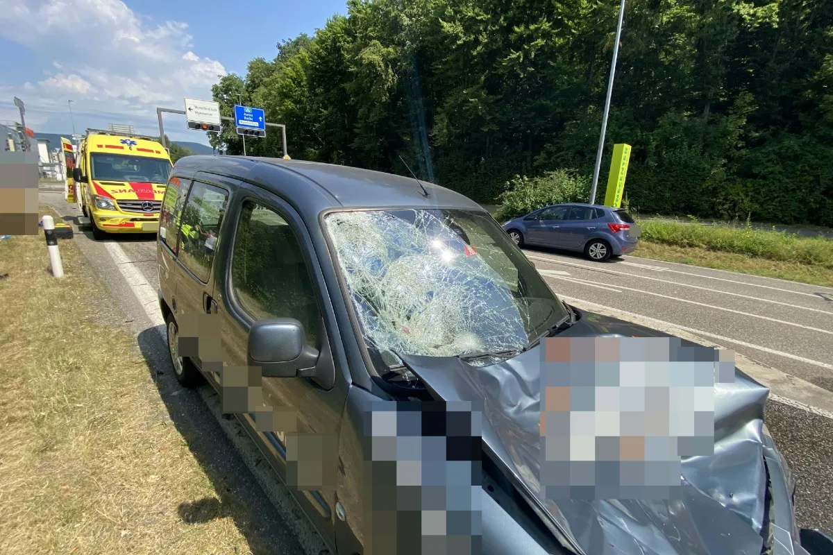 Tragischer Unfall in Buchs AG - Lieferwagen missachtet Rotlicht – Motorradlenker schwer verletzt