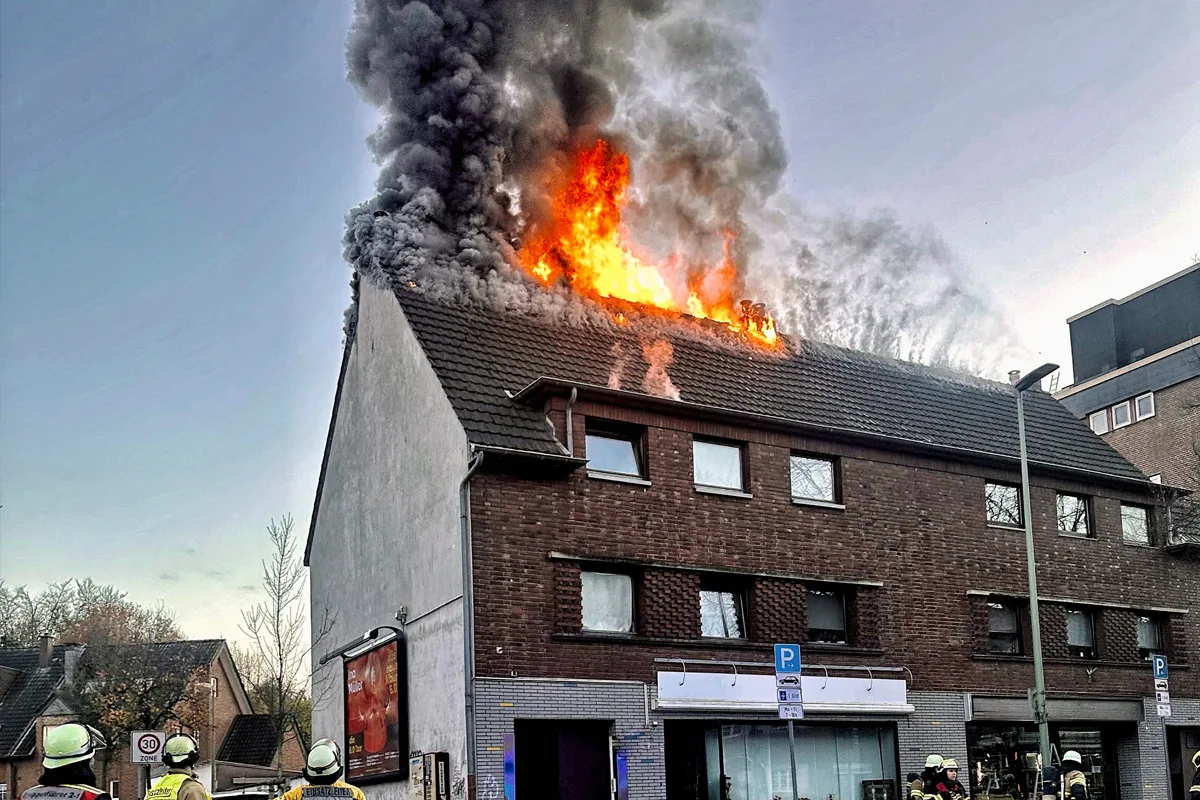 Neuss NW – Brand von Wohnhaus sorgt für Großeinsatz