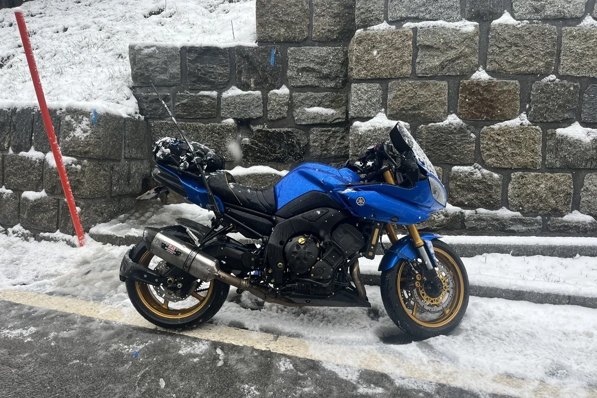 Göschenen UR - Motorradfahrer auf schneebedeckter Fahrbahn verunfallt