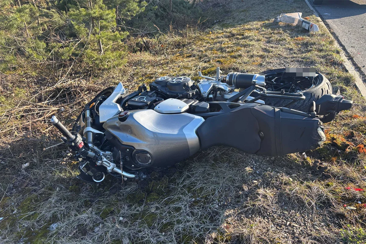 Mülligen AG - Töfffahrer prallt bei Spurwechsel gegen Abweiser