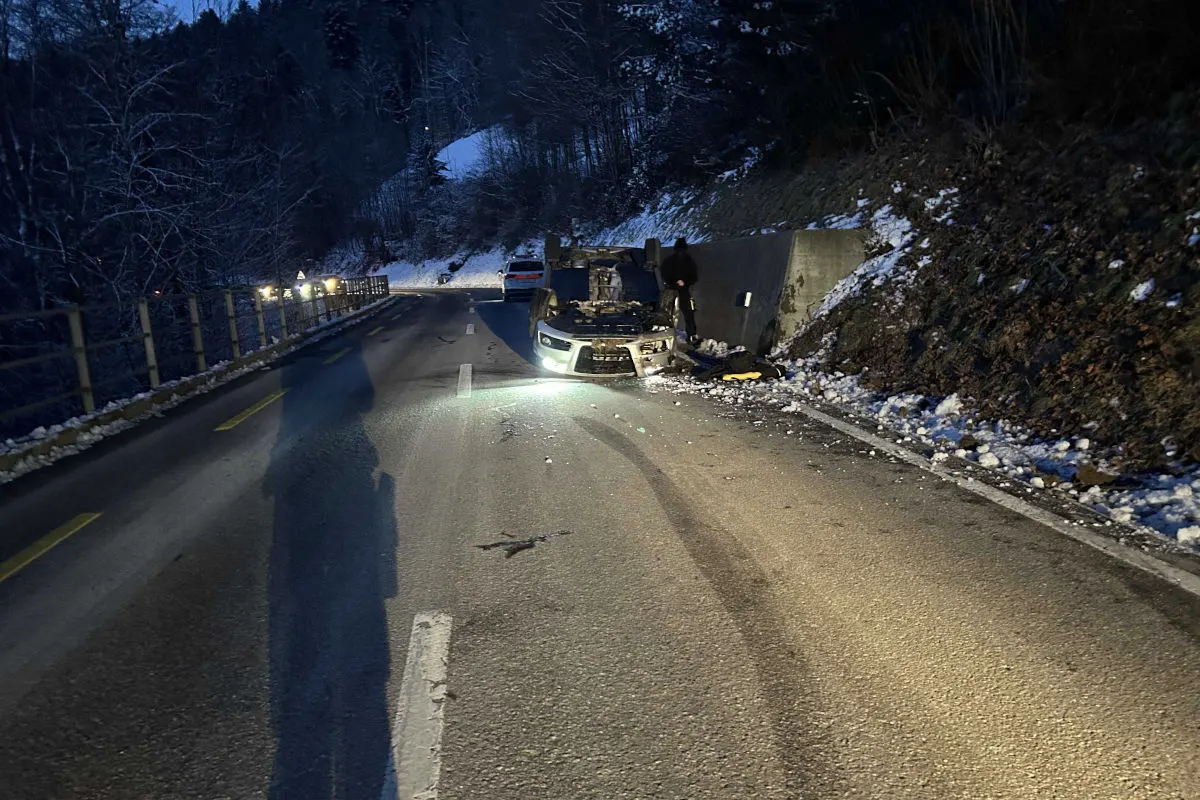 Trogen AR – Autolenker rutscht in Böschung und überschlägt