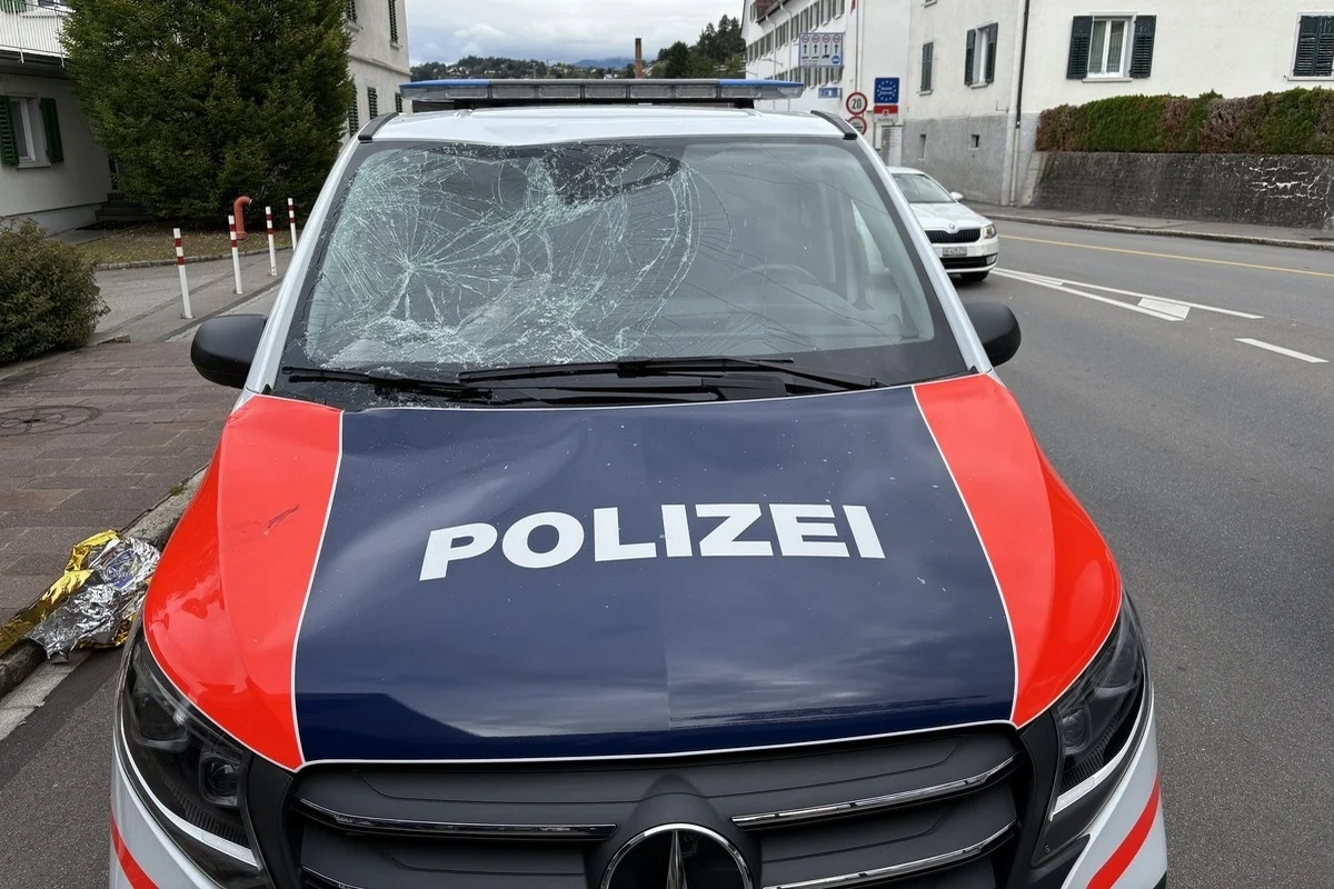 Schaanwald FL – Betrunkener flüchtet und springt auf Polizeiauto