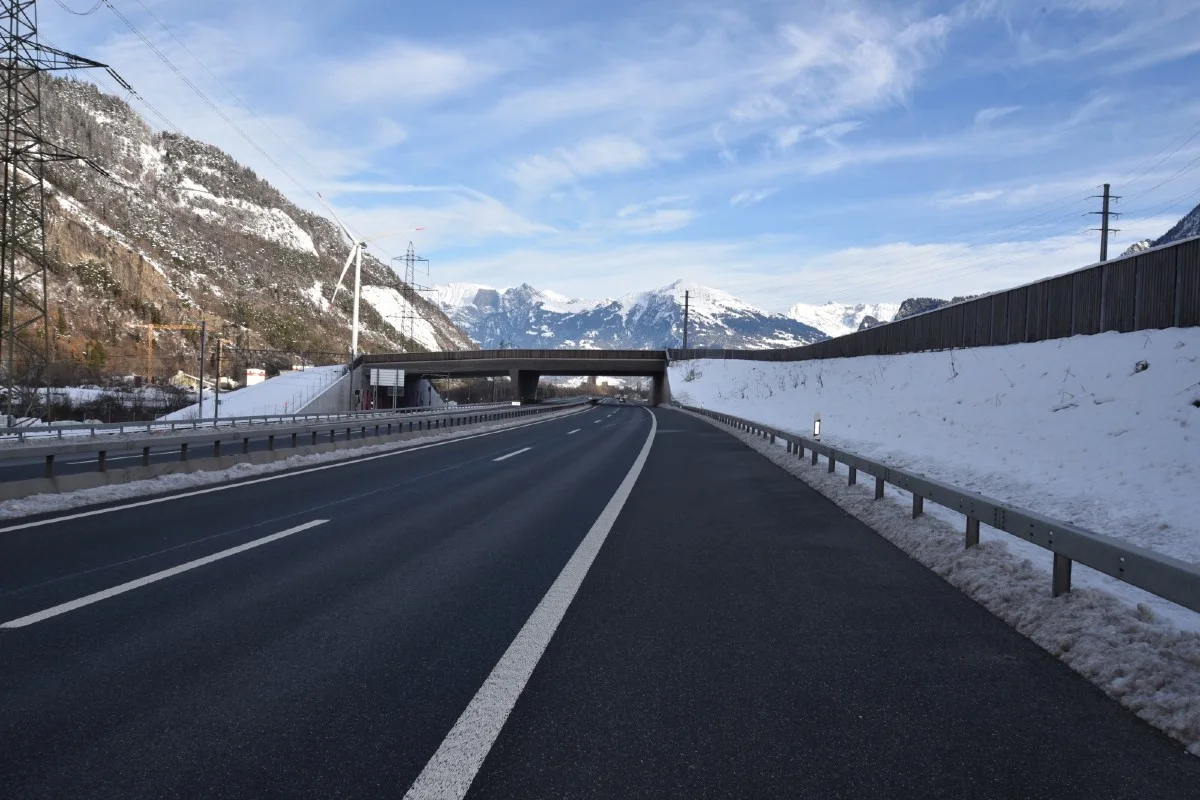 Gefährliche Manöver in Trimmis GR - Fiat Panda und Citroën C3 drängen sich auf der Autobahn ab! 