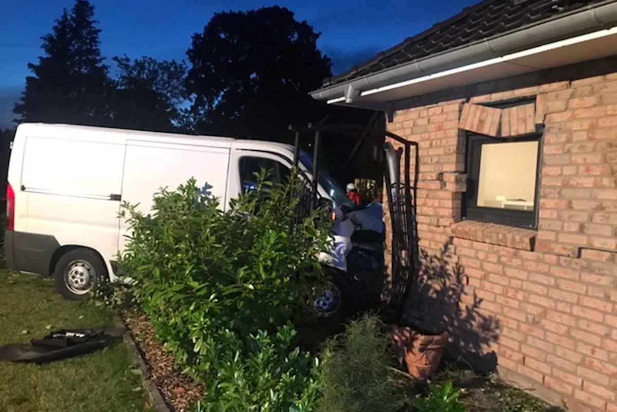 Stade – 20-jähriger Transporterfahrer prallt gegen Hausecke