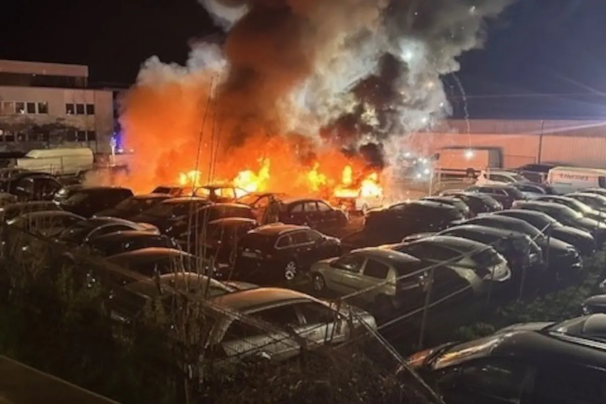 Duisburg – Fahrzeuge auf Firmengelände in Brand geraten