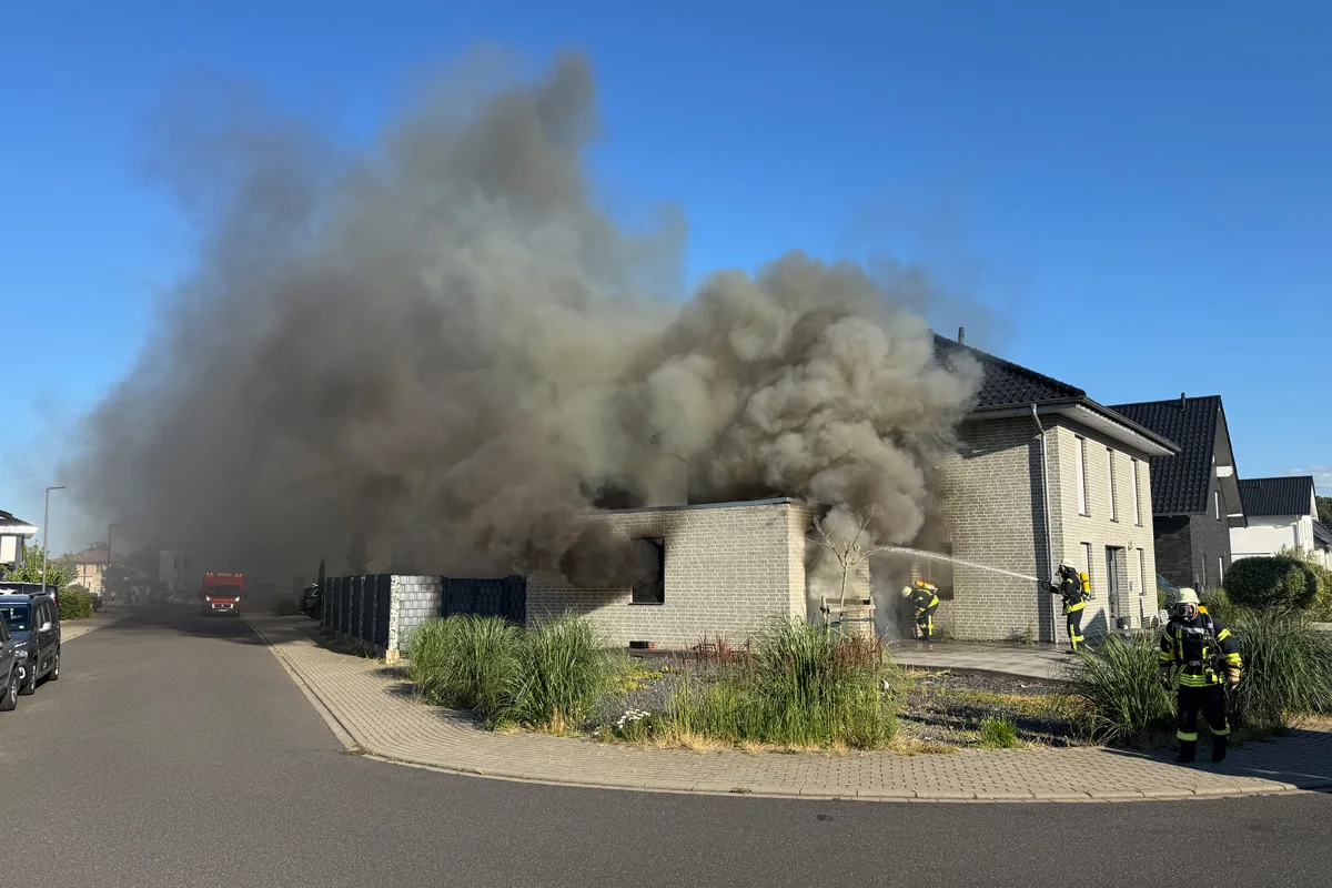 Kreuzau NRW – Löscheinsatz und Tierrettung durch Feuerwehr nach Brand von Garage