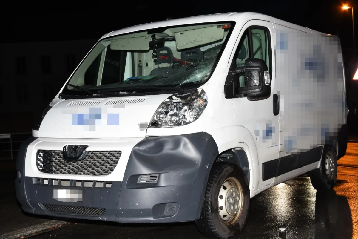 Uznach SG - 55-Jährige auf dem Trottoir von Lieferwagen erfasst und schwer verletzt!