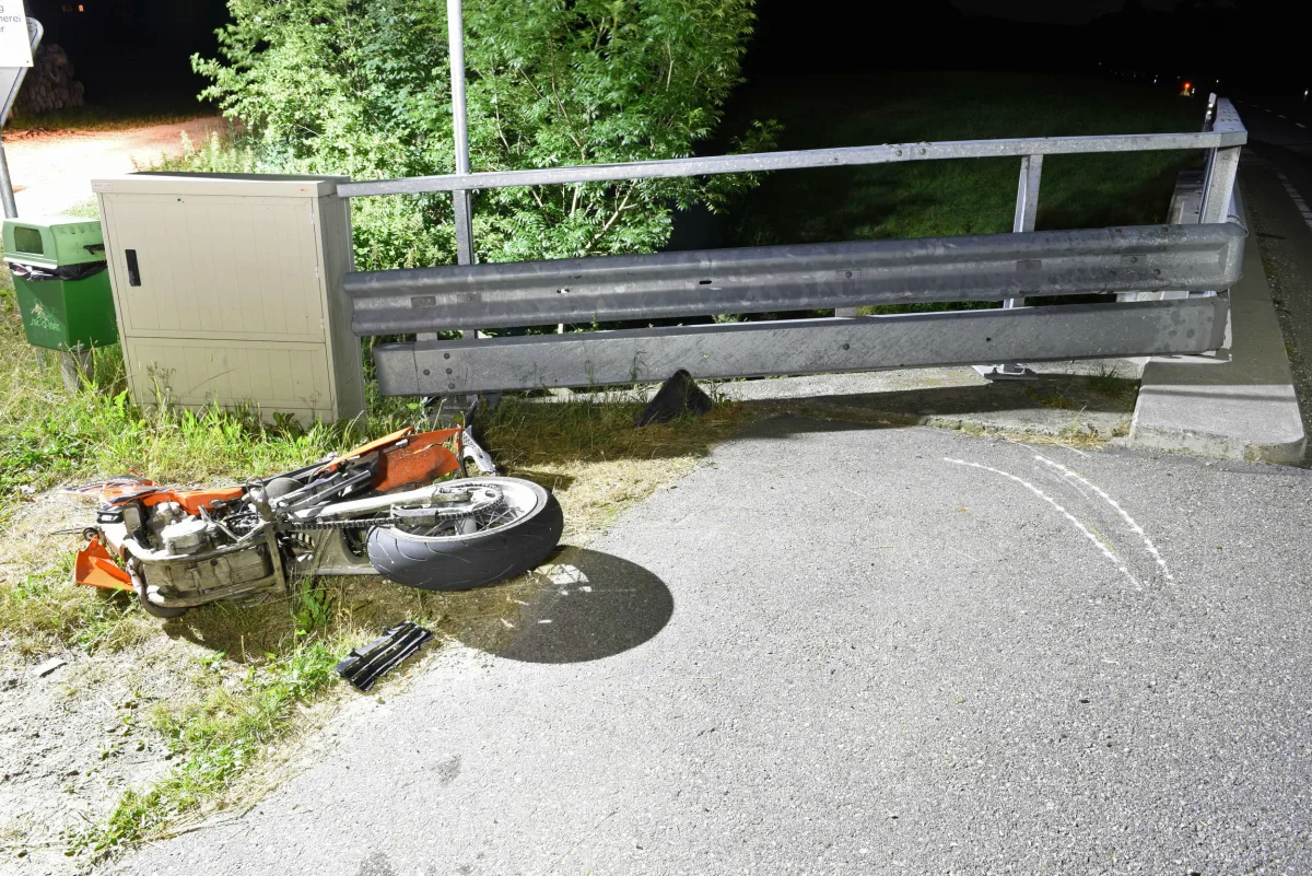Luthern LU - Motorradfahrer stürzt nach Unfall in Bach