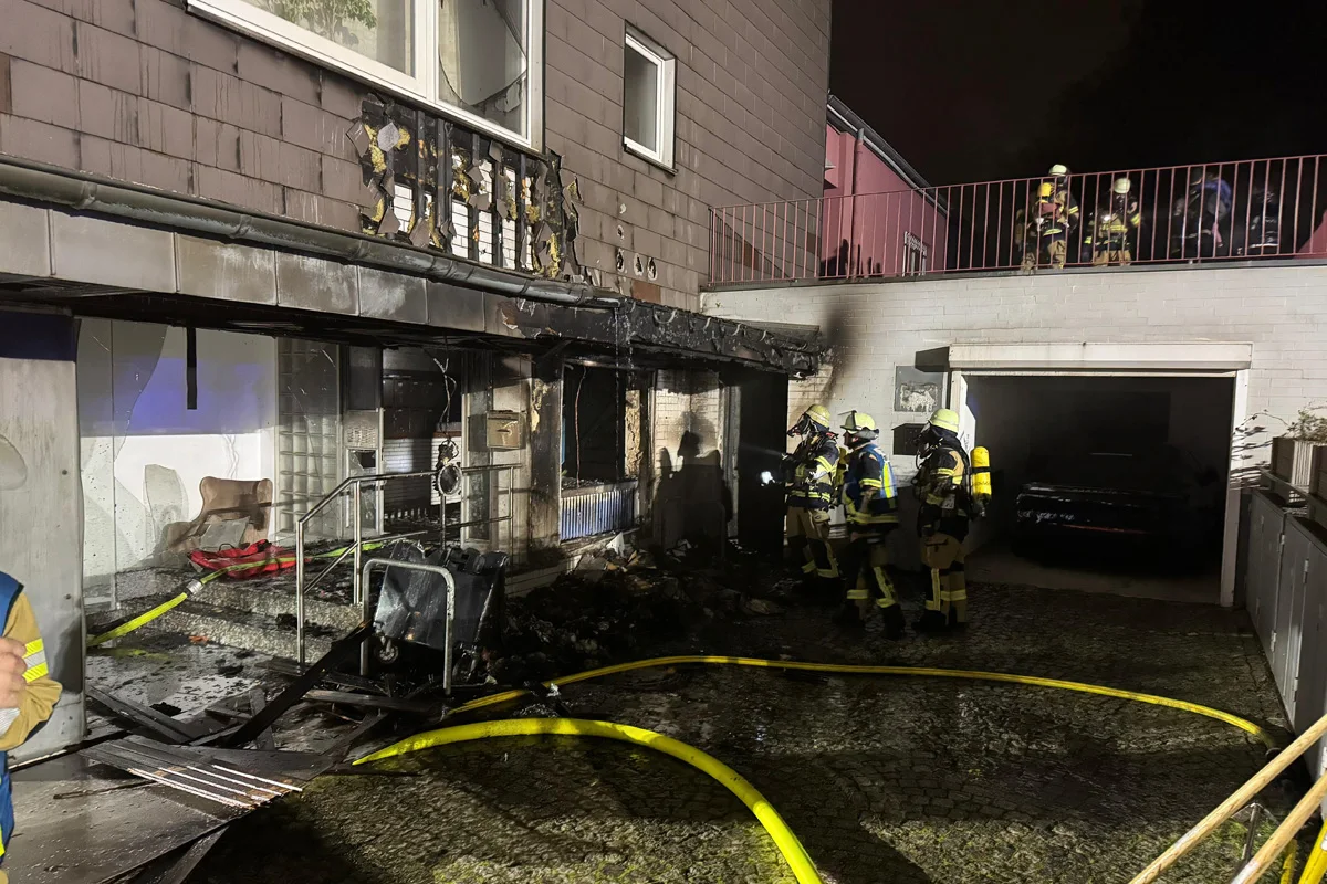 Essen NW – Brand von Abfallcontainern greift auf Fassade über