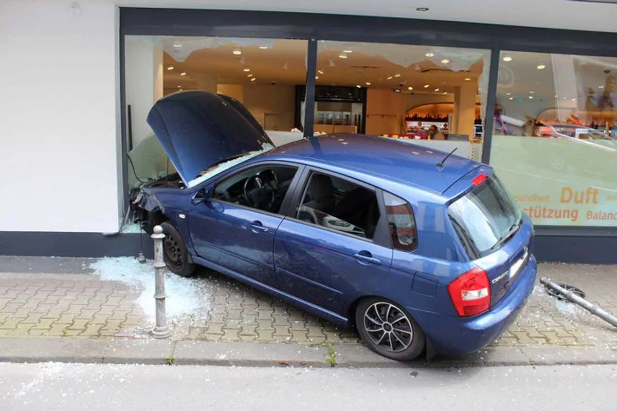 Schwerte - 21-Jähriger landet in Drogerie-Schaufenster - Drei Verletzte