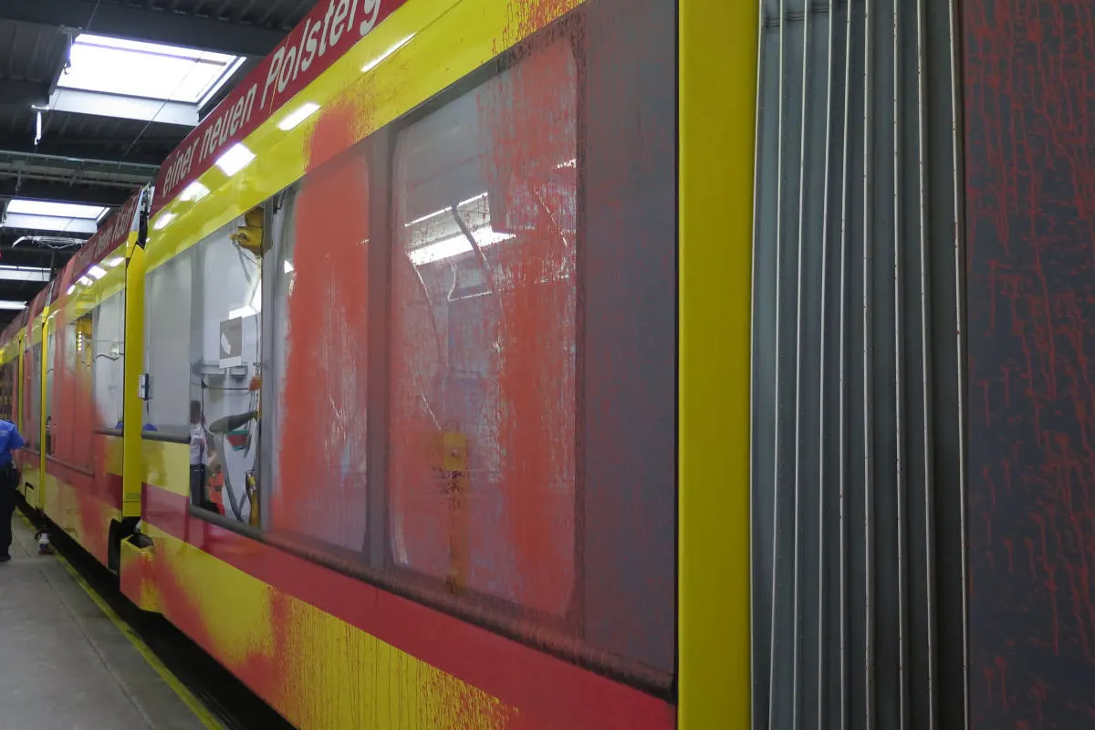 Binningen BL - Tram mit Farbe bespritzt – hoher Sachschaden - Zeugenaufruf