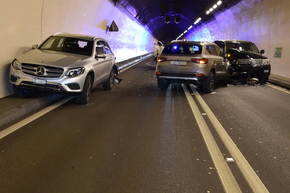 Hergiswil NW - Unfall im Loppertunnel führt zu Verkehrsbehinderungen