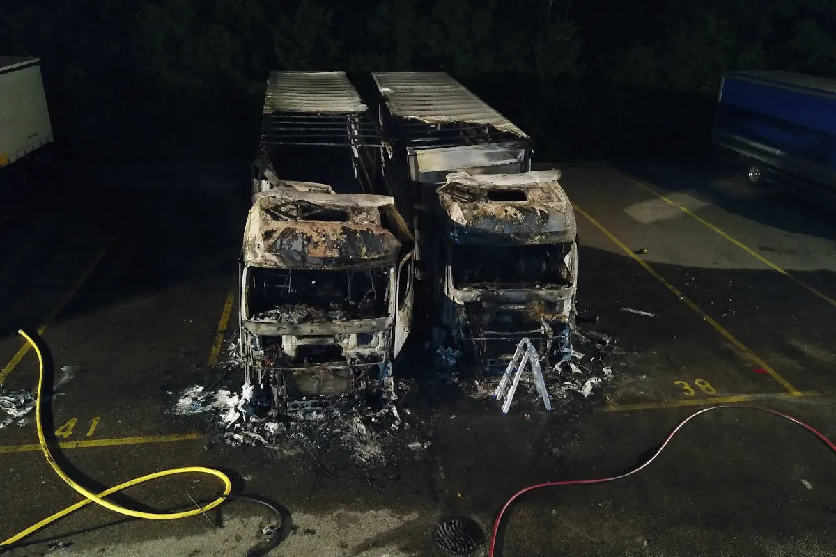 Dietikon ZH – Zwei Lastwagen ausgebrannt
