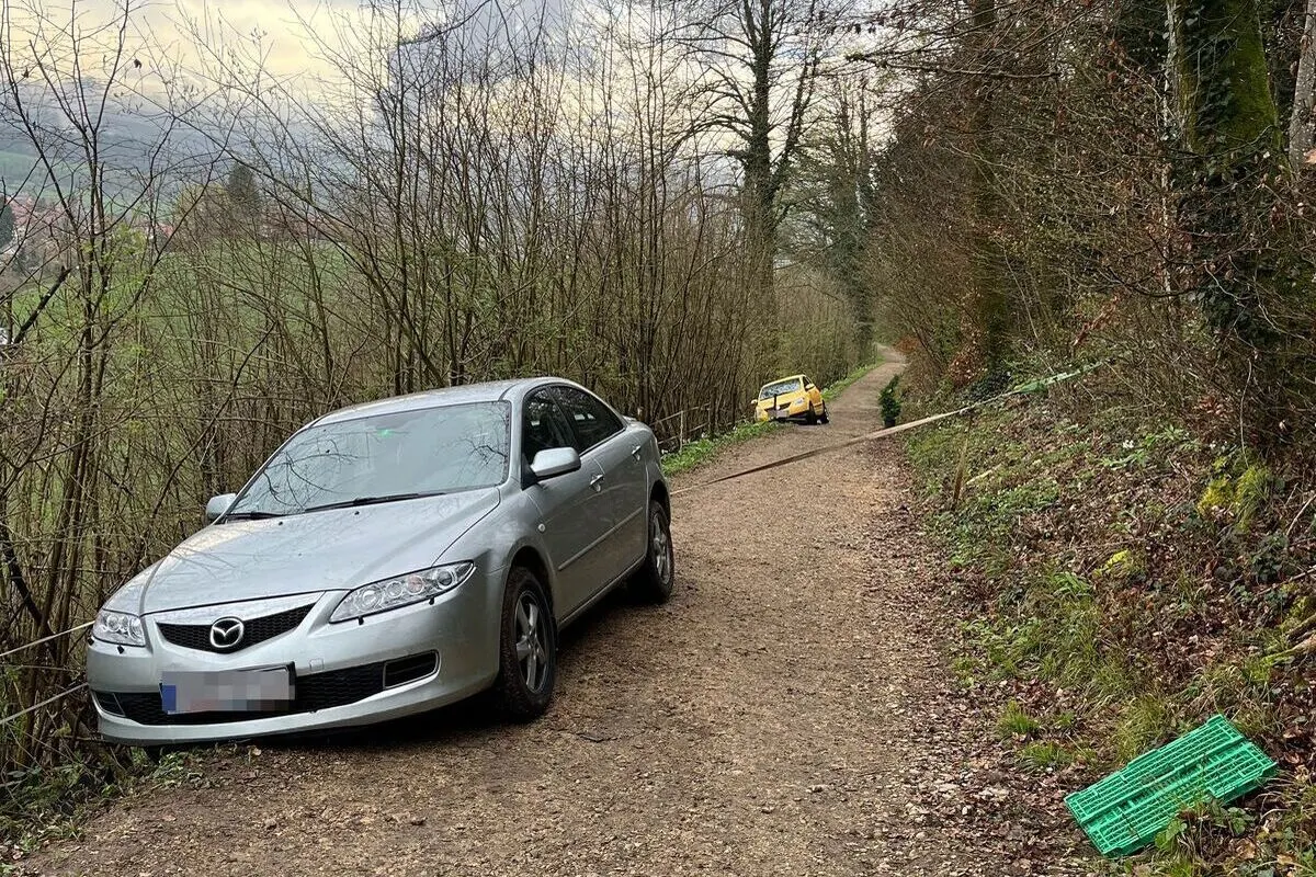 Lostorf SO - Zwei Autos bleiben auf einem Feldweg stecken