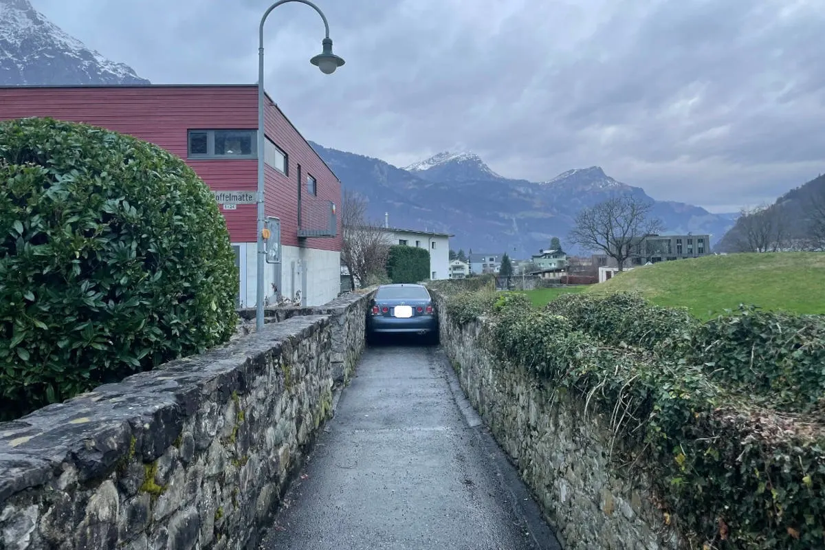 Altdorf UR – Autofahrer verkeilt sich mit Personenwagen zwischen Mauern