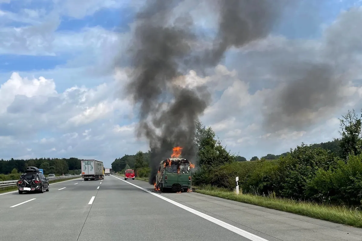 A1  Reeßum – Autobahn zeitweise voll gesperrt wegen Wohnmobilbrand 