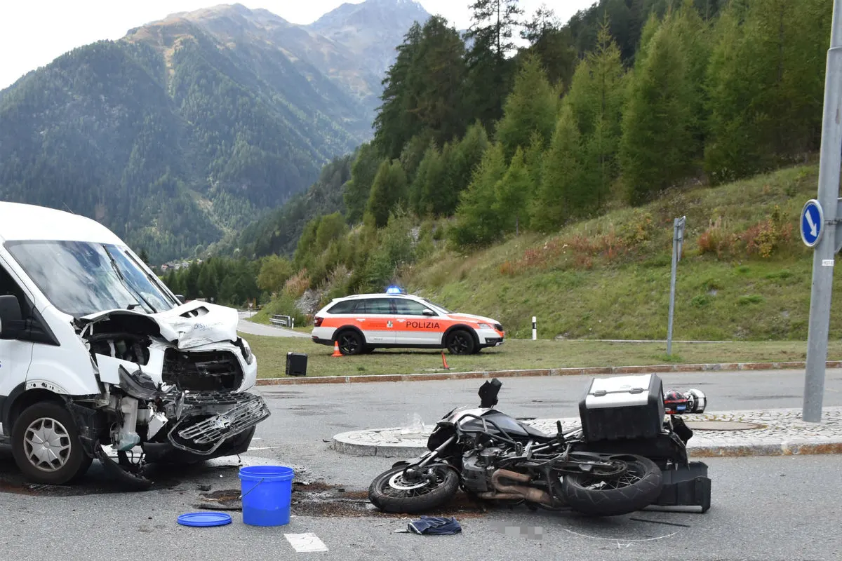 Susch GR - Motorrad und Auto zusammengestossen 