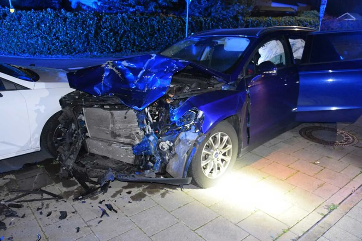 Bünde - Fahrer unter Alkoholeinfluss schrottet geparkte Fahrzeuge