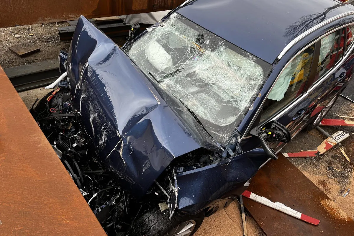 Rüdlingen SH – Auto prallt frontal in Eisenträger 