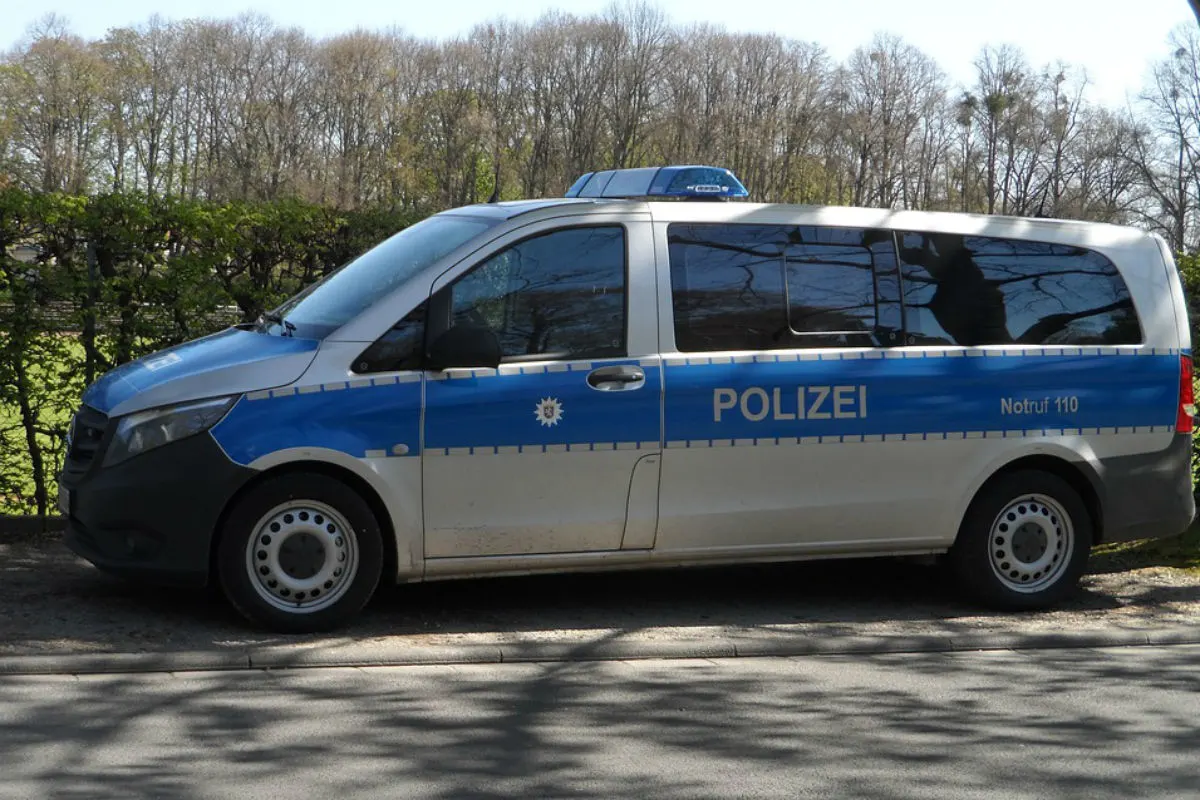 Exhibitionist entblösst sich auf dem Friedhof