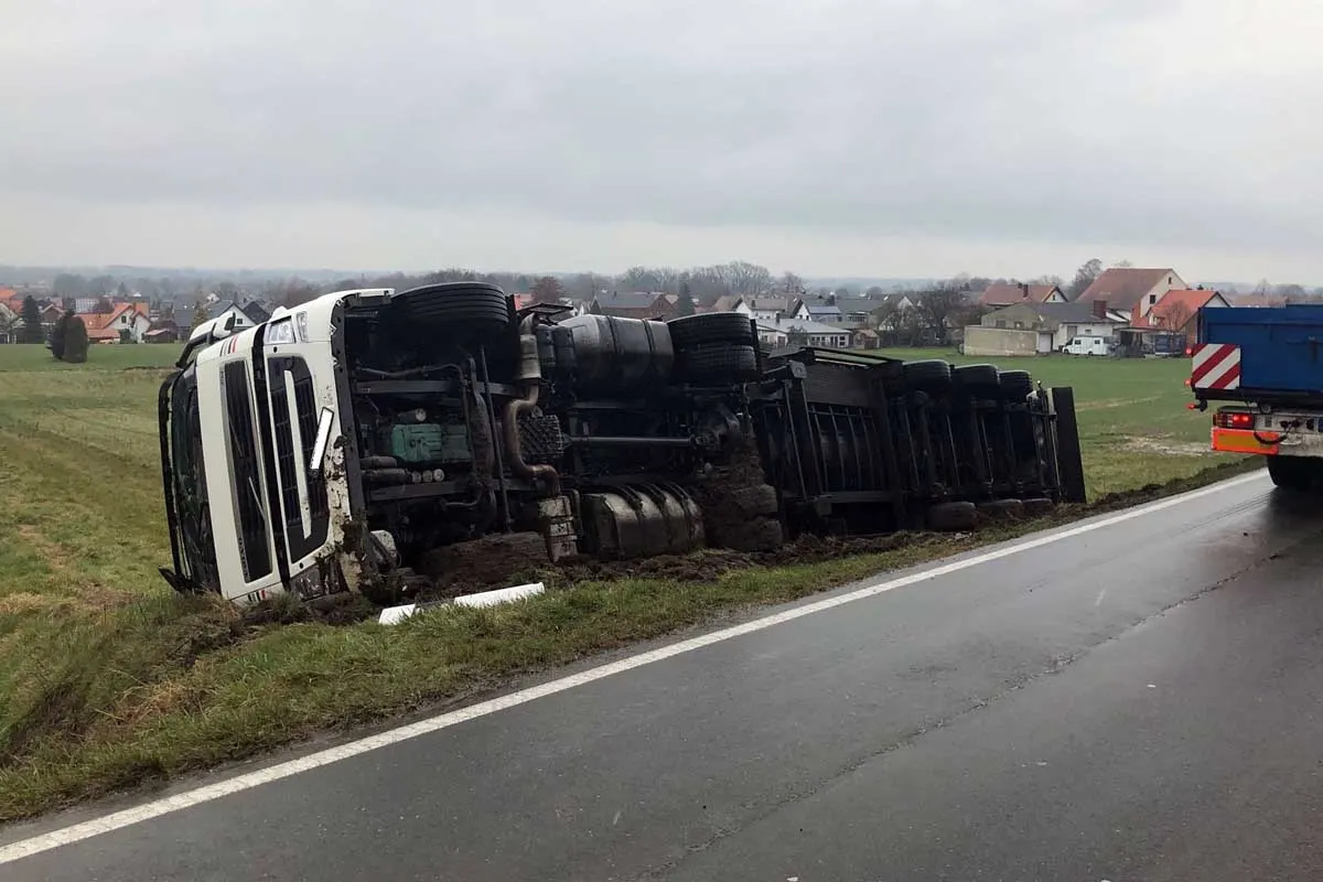 Hille - Sattelzug kippt auf die Seite