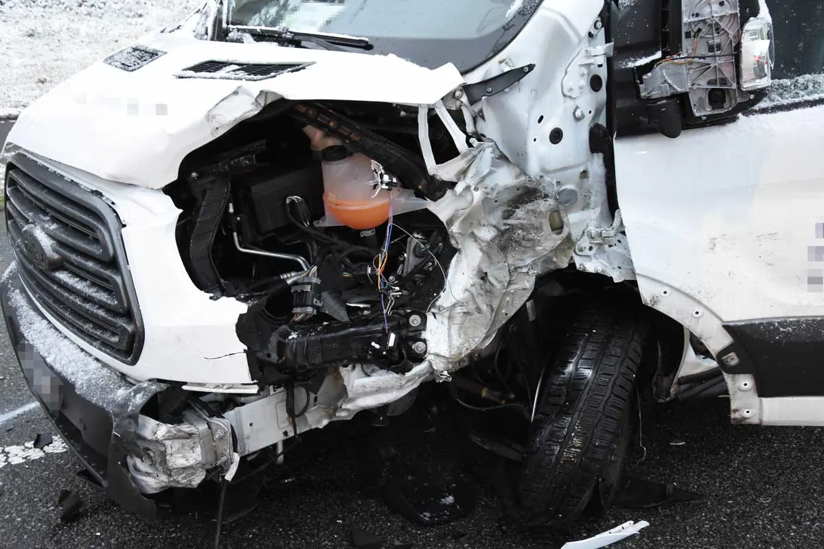 Hohe Sachschaden in Salez SG - Heftiger Crash zwischen Lieferwagen und Auto