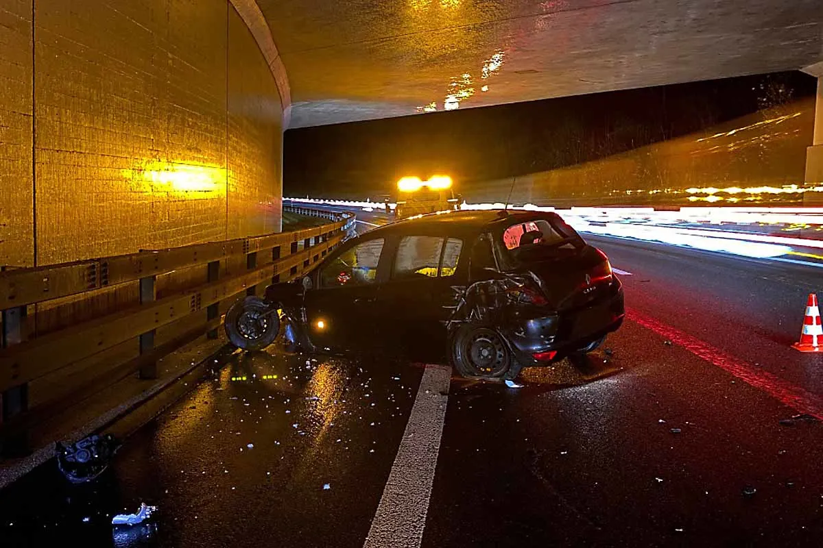 Totalschaden in Cham ZG - Mit Auto frontal gegen Leiteinrichtung und Mauer geprallt