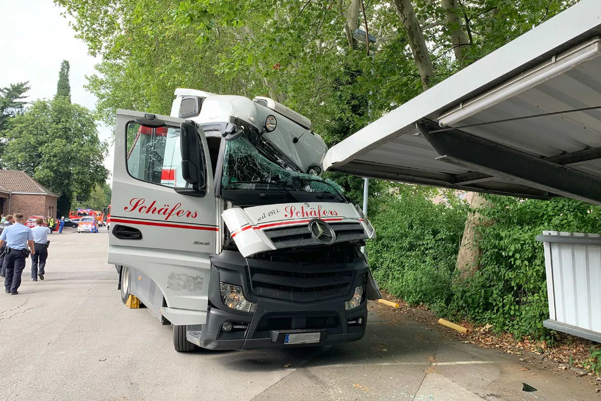 LKW rollt in offenen Fahrradunterstand