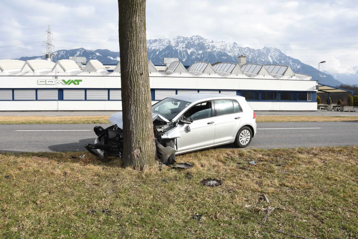 Haag SG - Mit Auto gegen Baum geprallt