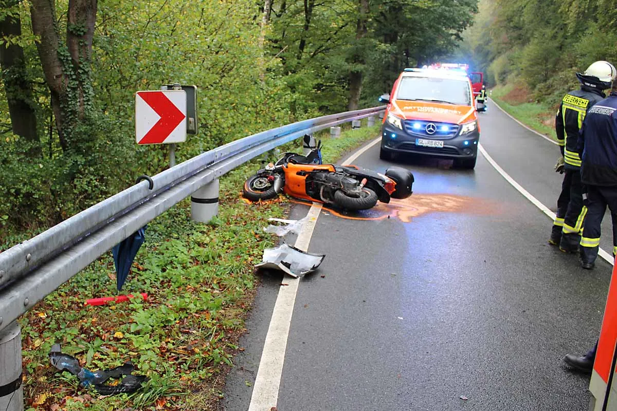 Unfall mit Schwerverletztem in Kürten - Kleinkraftrad rutscht in den Gegenverkehr