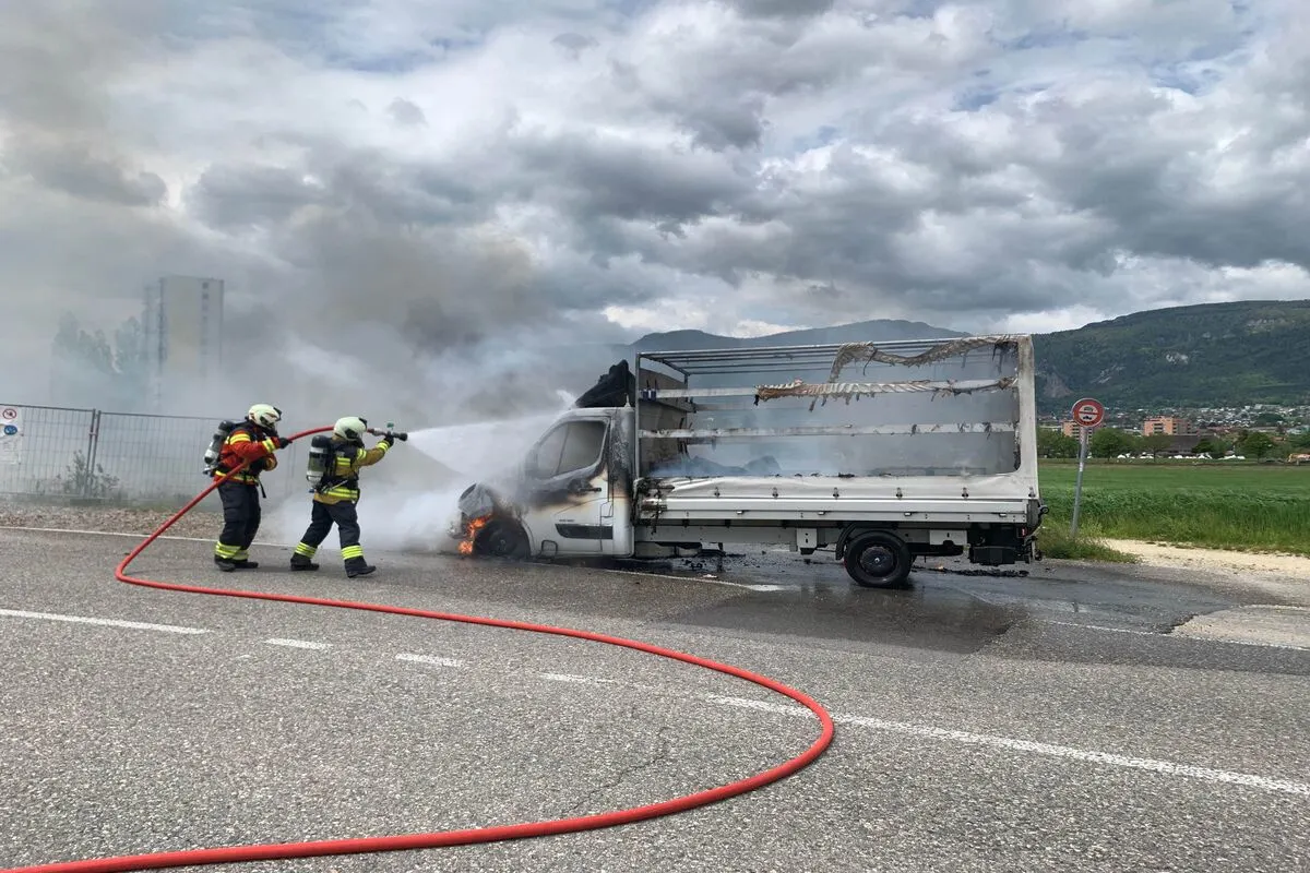 Solothurn - Lieferwagen brennt nach Kollision aus 