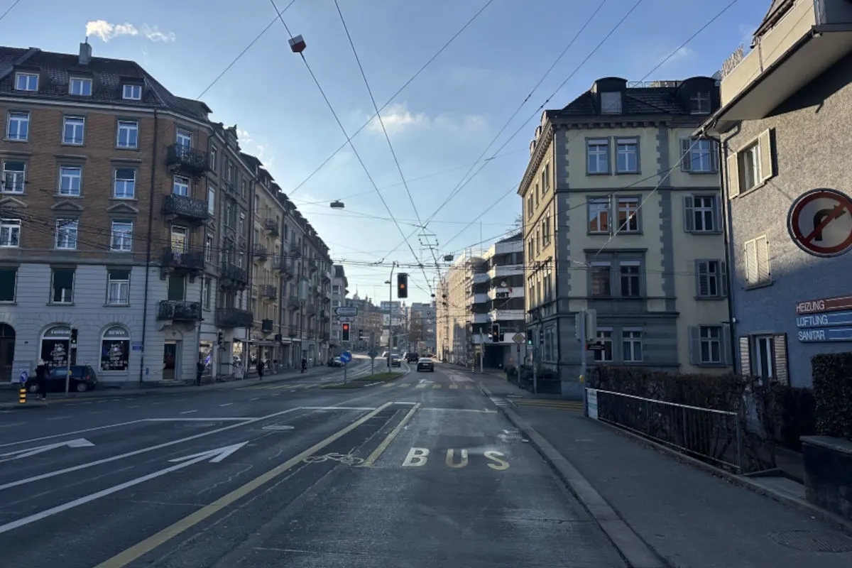 St. Gallen – E-Bike-Fahrer nach Unfall mit Bus verletzt