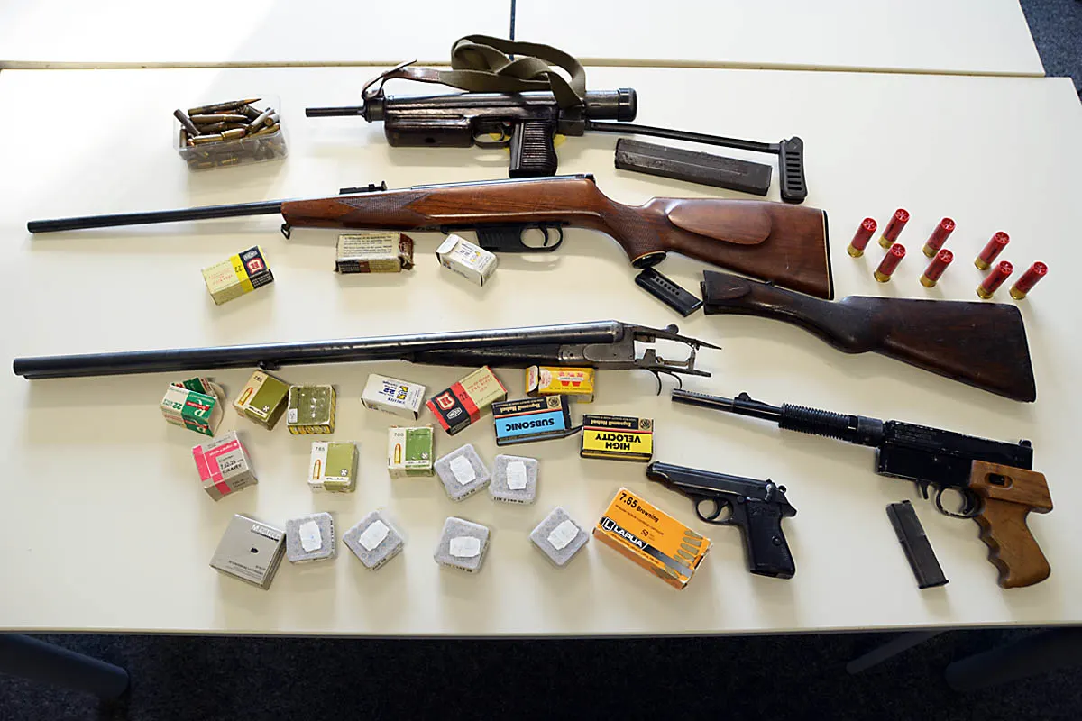 Much - Ermittler finden illegale Kriegswaffen bei 61-Jährigem