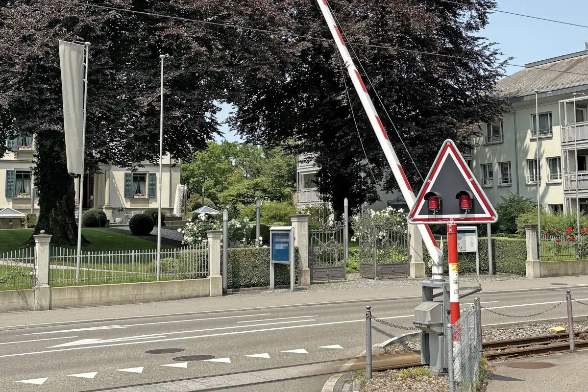Frauenfeld TG – Alkoholisierter Autolenker kollidiert mit Bahnschranke