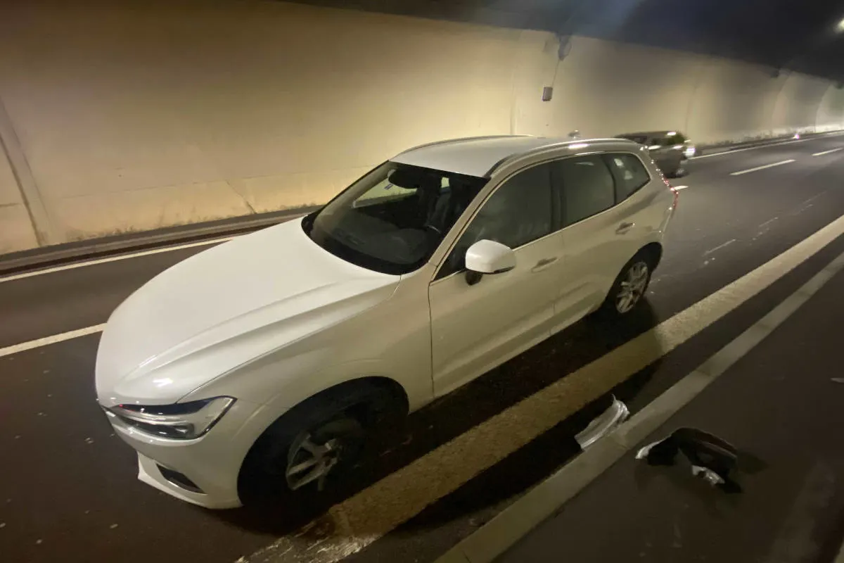 A3 Schinznach-Dorf AG – Auto kollidierte mit Randstein im Tunnel