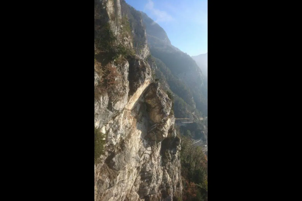 Axenstrasse nach Steinschlag wieder offen 