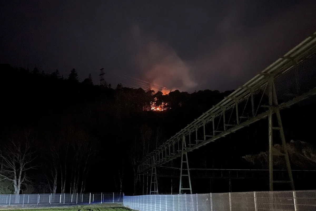Domat/Ems GR - Feuer durch Kurzschluss an Hochspannungsmast