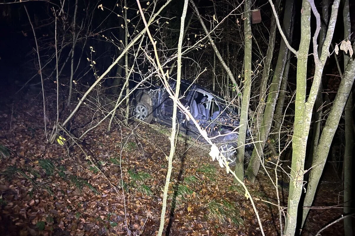 Künten AG – Auto stürzt bei Unfall einen Abhang hinunter