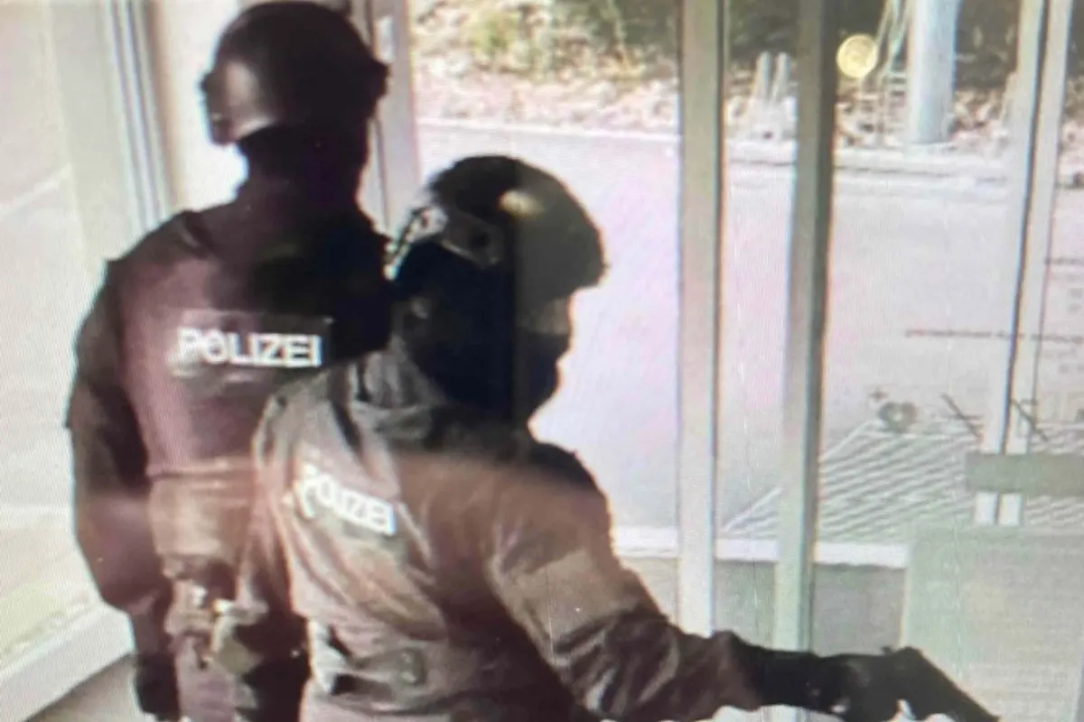 Nachtrag zum Banküberfall in St. Galler Kantonalbank in Sevelen SG - Bewaffnete Täter waren als Polizisten verkleidet