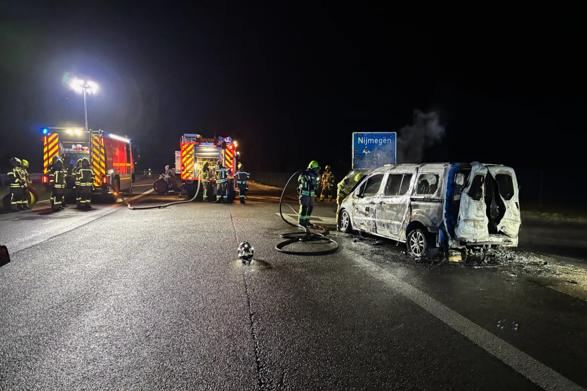 A57 Alpen – Pkw brennt auf der Autobahn vollständig aus